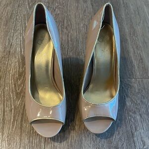 Jessica Simpson Size 7.5 tan wedges